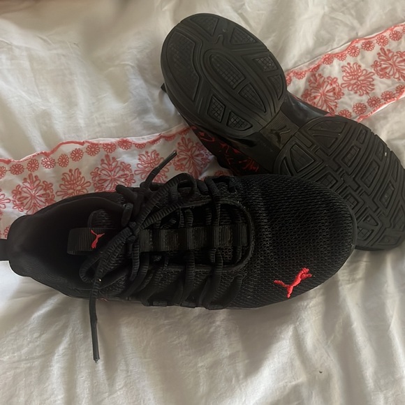 Size 5.5 US black and red Puma shoes. Worn only twice by my son, too small now. - Picture 2 of 8